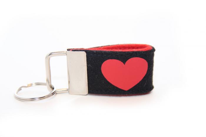 Mini Schlüsselanhänger aus Wollfilz mit Herz - schwarz rot